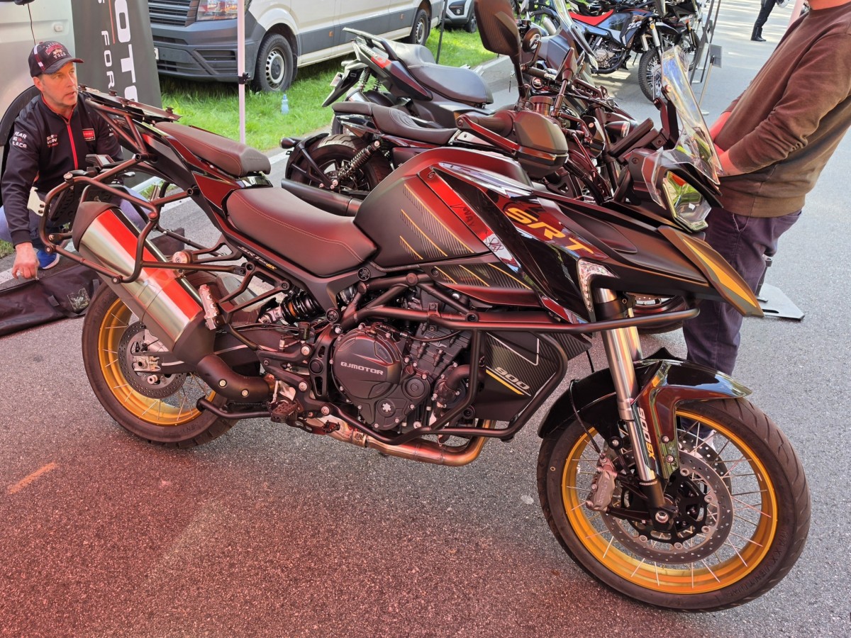QJ MOTOR SRT 900 SX Foto: iAuto