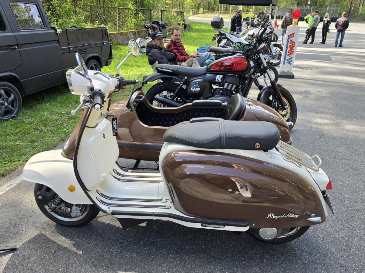 Royal Alloy TG 350 Side Car Foto: iAuto